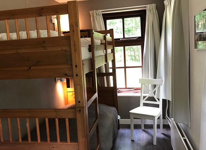 Gezellige woonkamer met open haard in Huisje in Haule, vakantiehuis in de Friese bossen.