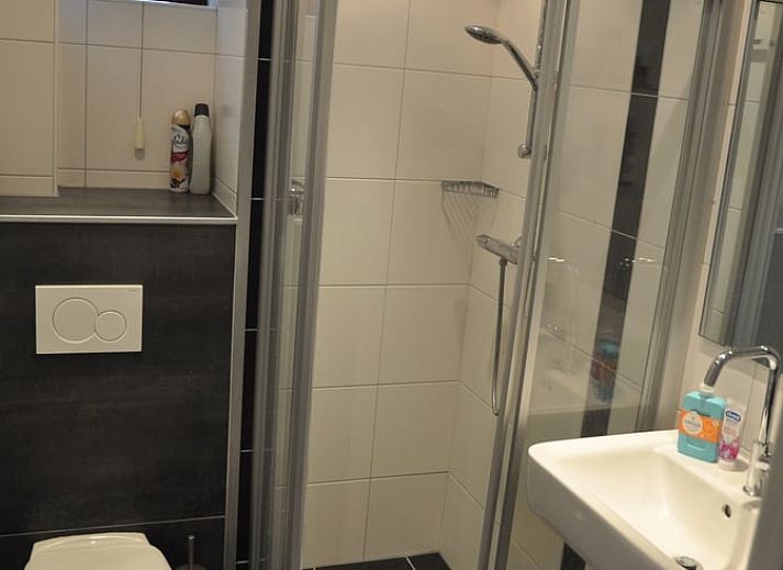 Ruime eetkamer en keuken in Huisje in Haule, vakantiehuis in Friesland, ideaal voor families.