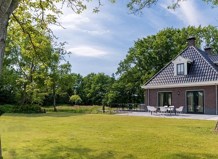Rustiek vakantiehuisje in Bakkeveen omgeven door Friese bossen, ideaal voor natuurliefhebbers.