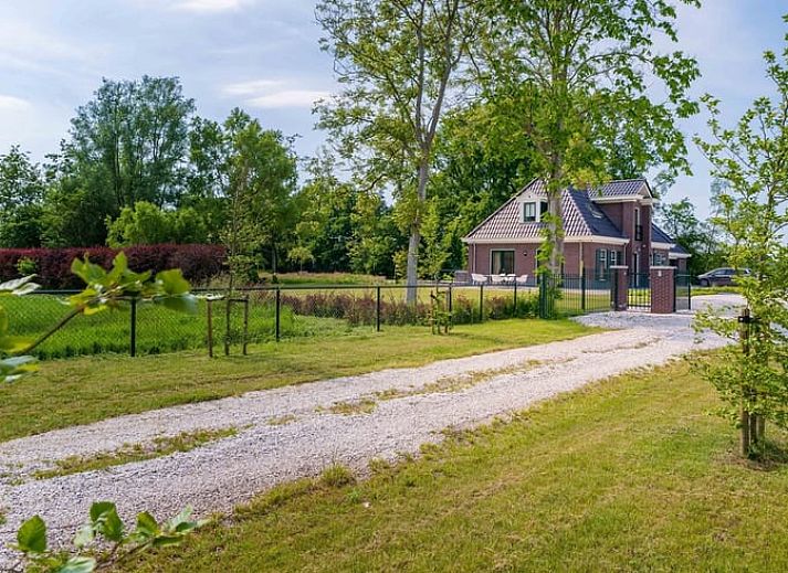 Rustiek vakantiehuisje in Bakkeveen omgeven door Friese bossen, ideaal voor natuurliefhebbers.