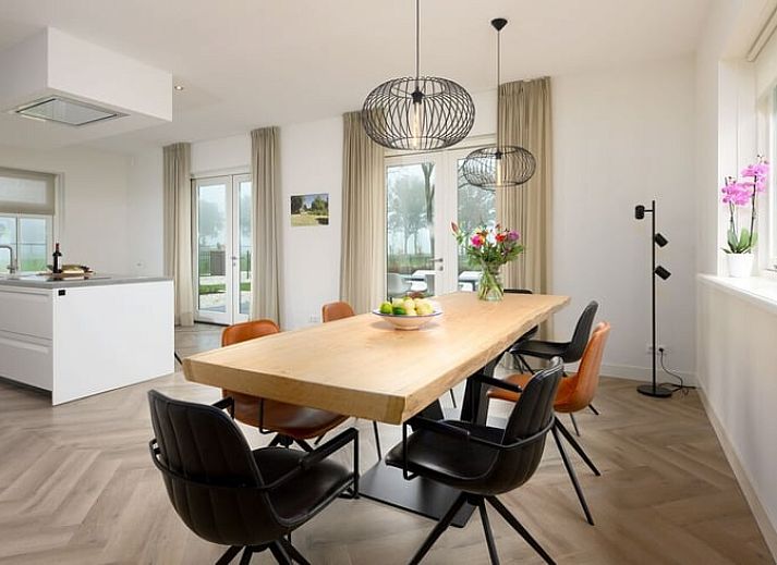 Charmant vakantiehuisje in Bakkeveen met traditionele architectuur in de Friese bossen.