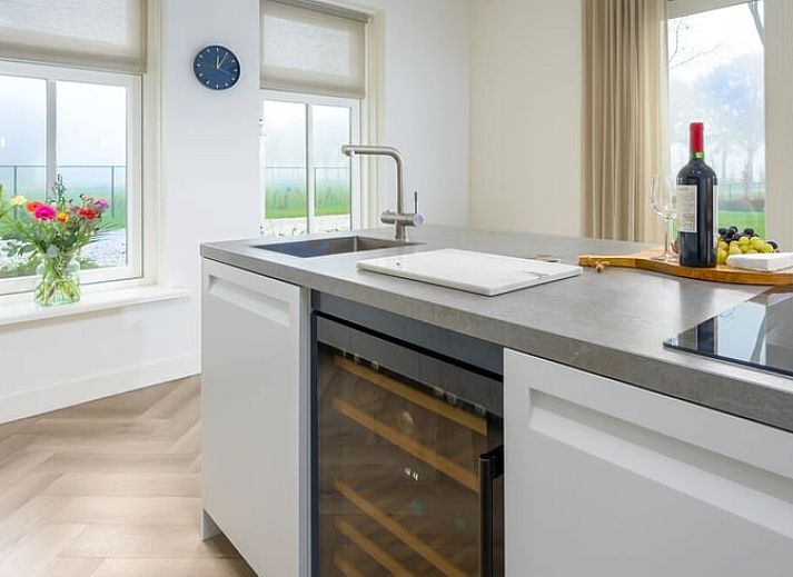 Charmant vakantiehuisje in Bakkeveen met traditionele architectuur in de Friese bossen.