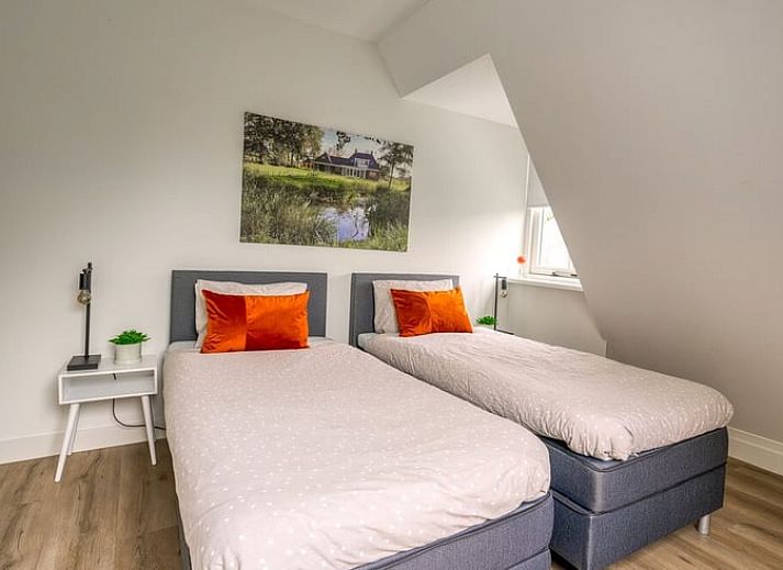 Ruim terras bij vakantiehuisje in Bakkeveen, Friesland, omgeven door natuur.