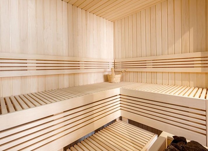 Sfeervolle buitenverlichting bij vakantiehuisje in Bakkeveen, Friesland.