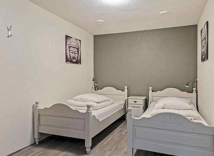 Stijlvolle badkamer in vakantiehuis FR163, Bakkeveen, met douche en opbergruimte.