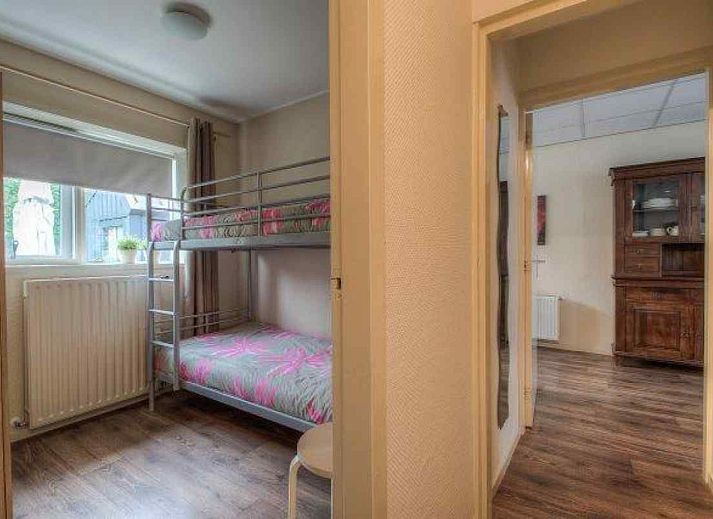 Stijlvolle badkamer in vakantiehuis FR163, Bakkeveen, met douche en opbergruimte.