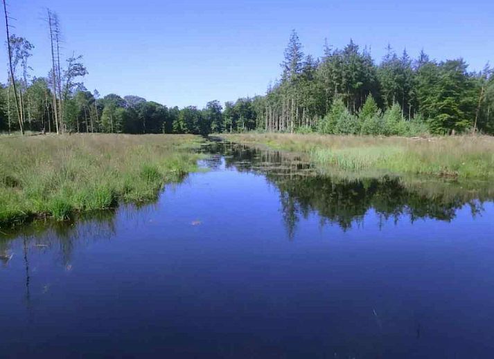Stijlvolle badkamer in vakantiehuis FR163, Bakkeveen, met douche en opbergruimte.