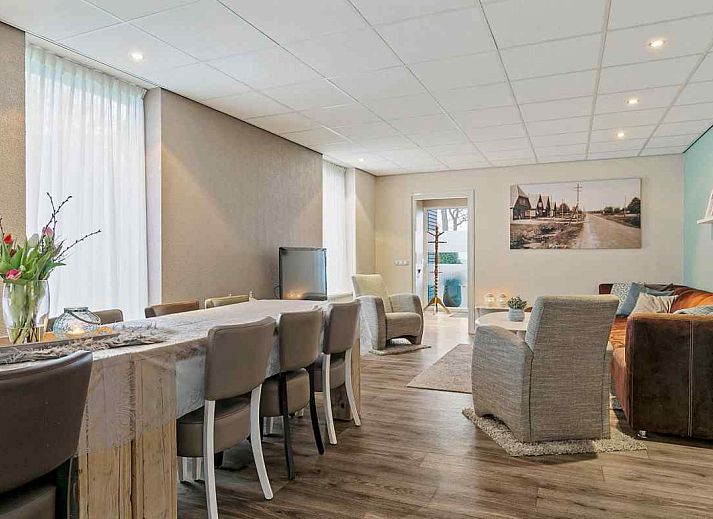 Stijlvolle badkamer in vakantiehuis FR163, Bakkeveen, met douche en opbergruimte.