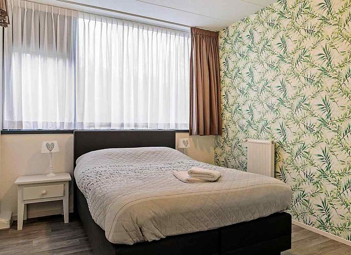 Stijlvolle badkamer in vakantiehuis FR163, Bakkeveen, met douche en opbergruimte.