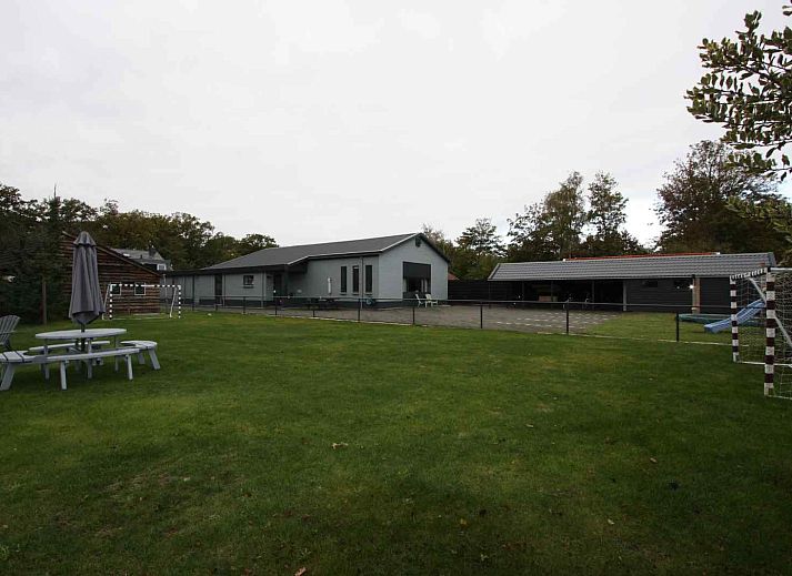 Gezellige slaapkamer in vakantiehuis FR163, Bakkeveen, met twee eenpersoonsbedden.