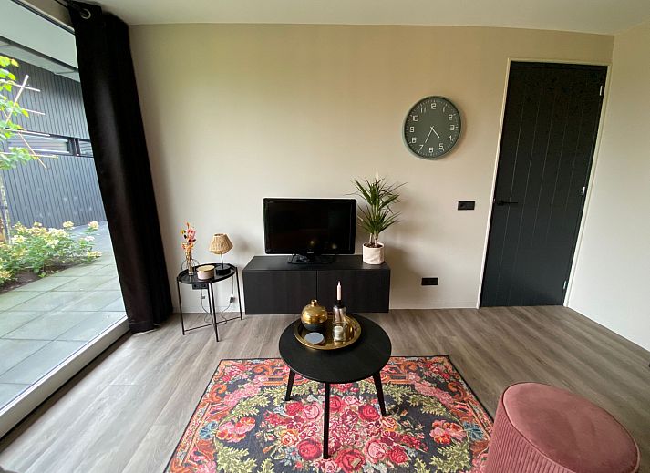 Zonnige tuin met ligstoelen bij vakantiehuis FR439 in Noordwolde, Friesland.