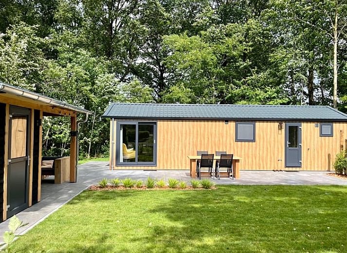 Ferienhaus in Oosterwolde mit moderner Veranda in den friesischen Waeldern, Friesland.