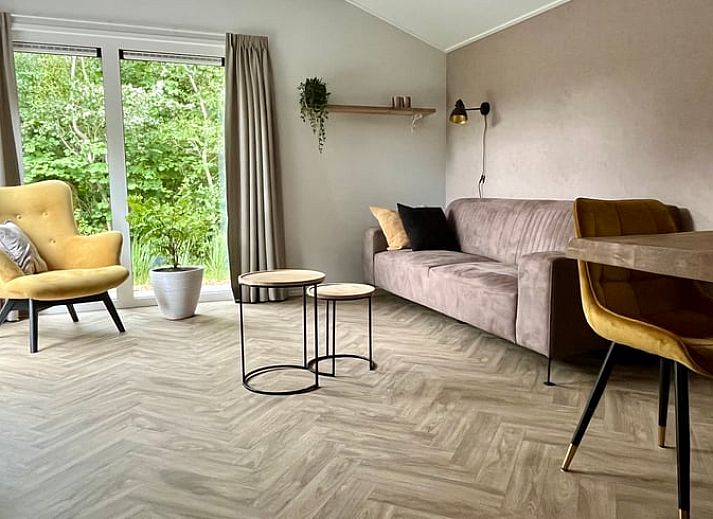 Ferienhaus in Oosterwolde mit moderner Veranda in den friesischen Waeldern, Friesland.