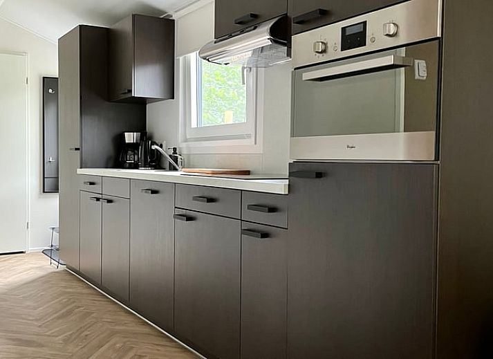 Ferienhaus in Oosterwolde mit moderner Veranda in den friesischen Waeldern, Friesland.