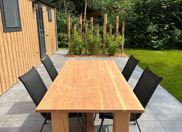Stilvolles Wohnzimmer im Ferienhaus in Oosterwolde mit Blick auf die friesischen Waelder.