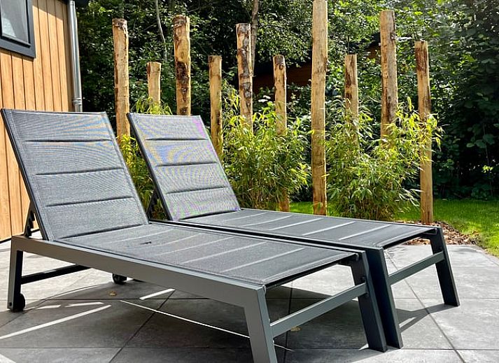 Stilvolles Wohnzimmer im Ferienhaus in Oosterwolde mit Blick auf die friesischen Waelder.