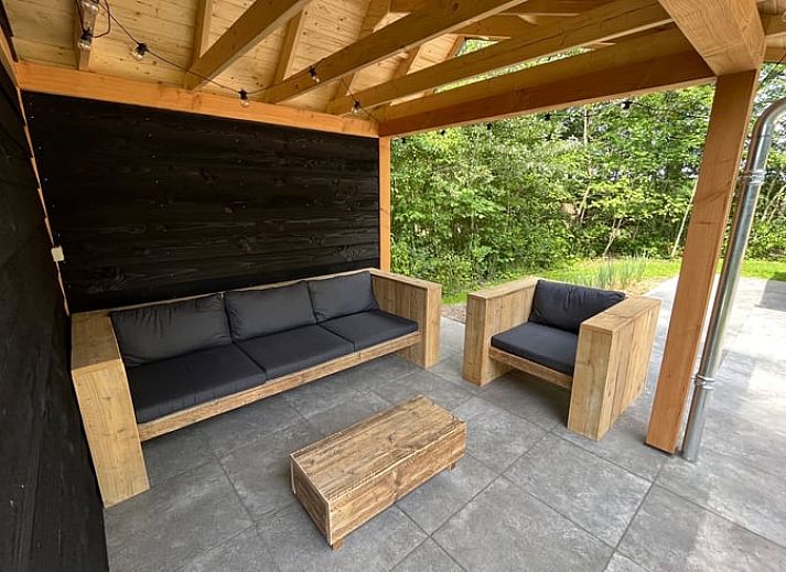 Essecke im Ferienhaus in Oosterwolde mit Holztisch und Gemaelde, Friesland.