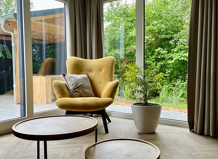 Essecke im Ferienhaus in Oosterwolde mit Holztisch und Gemaelde, Friesland.