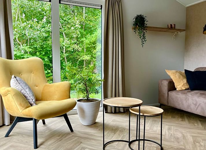 Essecke im Ferienhaus in Oosterwolde mit Holztisch und Gemaelde, Friesland.