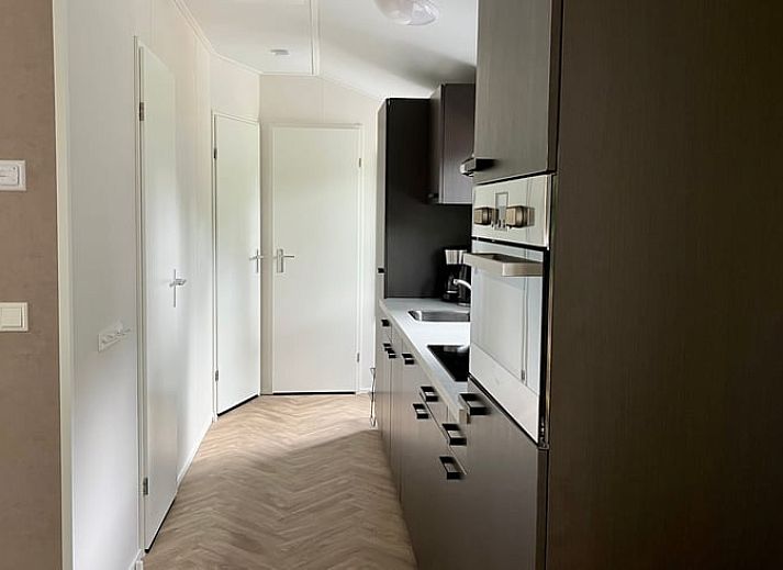 Geraeumige Terrasse am Ferienhaus in Oosterwolde mit Gartenmoebeln, friesische Waelder.