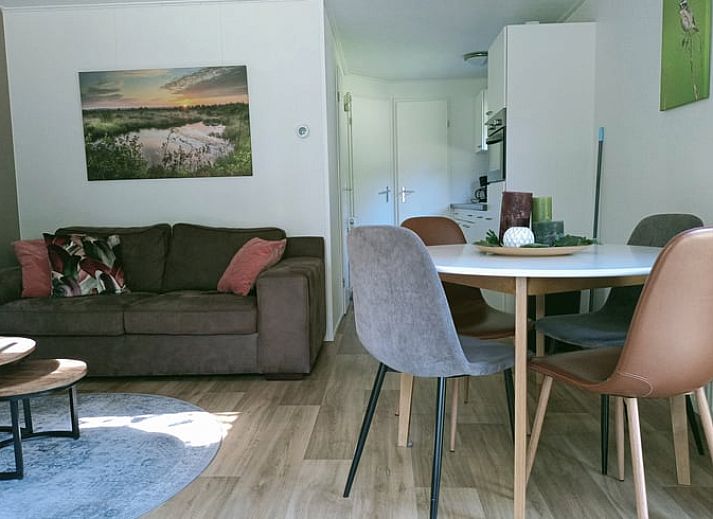 Ferienhaus in Oosterwolde, gelegen in den friesischen Waeldern von Friesland, mit einer gemuetlichen Veranda und umgeben von viel Gruen.