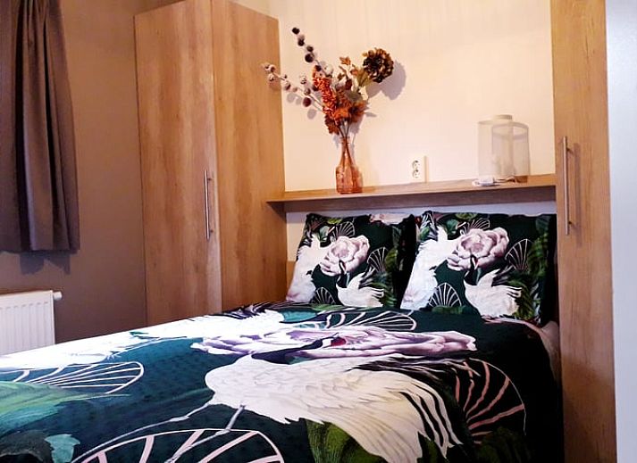 Veranda des Ferienhauses in Oosterwolde, in den friesischen Waeldern von Friesland, mit bequemen Sitzgelegenheiten und Blick auf die Natur.