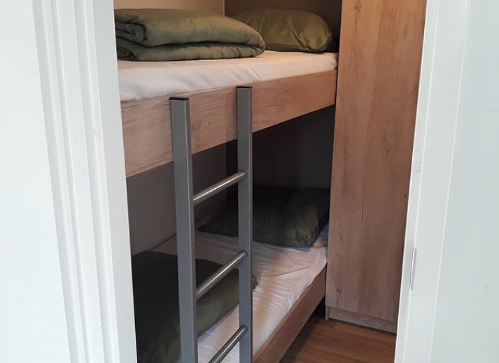 Fahrraeder geparkt im Ferienhaus in Oosterwolde, einer charmanten Unterkunft in den friesischen Waeldern, ideal fuer Naturliebhaber.