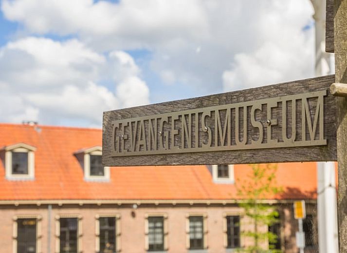 Gemuetliches Wohnzimmer des Ferienhauses in Oosterwolde, Friesland, mit bequemer Sitz- und Essecke in den friesischen Waeldern.