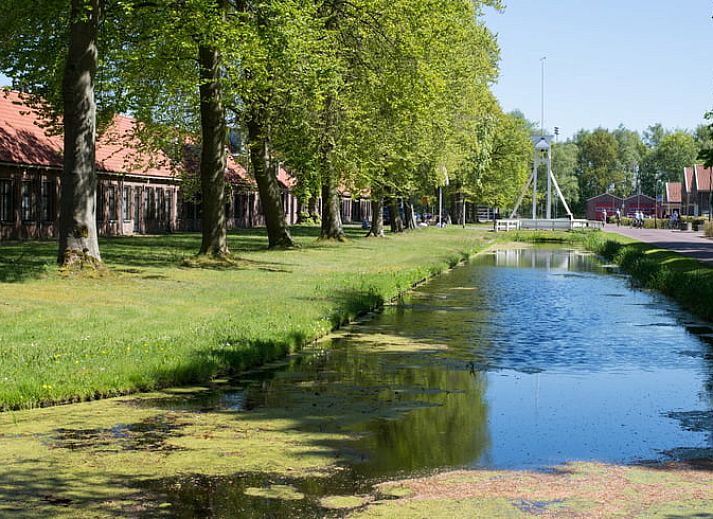 Gemuetliches Wohnzimmer des Ferienhauses in Oosterwolde, Friesland, mit bequemer Sitz- und Essecke in den friesischen Waeldern.