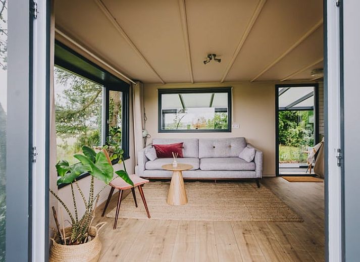 Stimmungsvoller Abend im Ferienhaus in Oosterwolde, umgeben von friesischen Waeldern in Friesland.