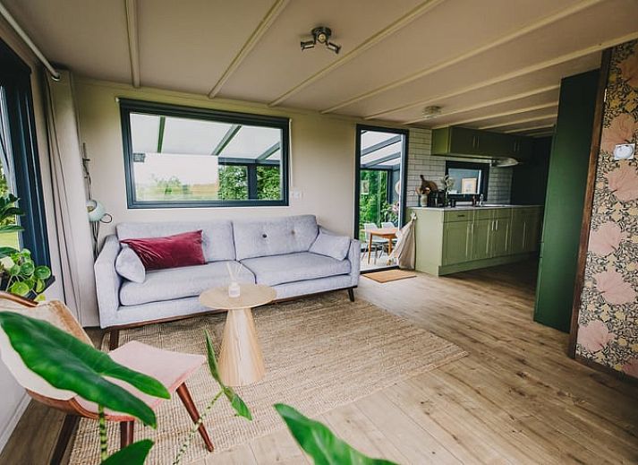 Rustikale Umgebung des Ferienhauses in Oosterwolde, versteckt in den friesischen Waeldern, Friesland.