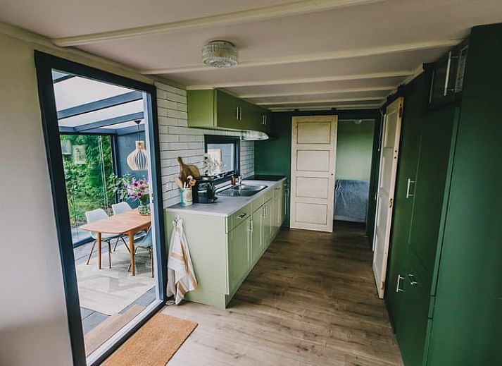 Rustikale Umgebung des Ferienhauses in Oosterwolde, versteckt in den friesischen Waeldern, Friesland.