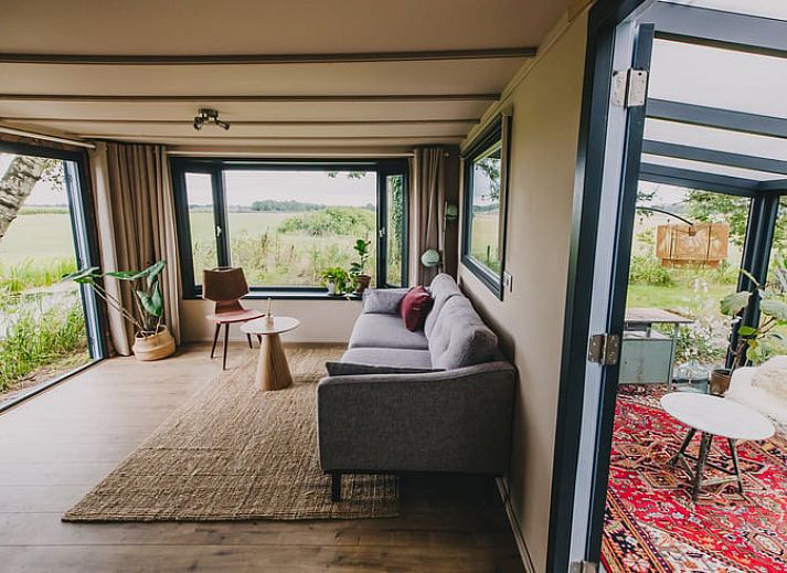 Rustikale Umgebung des Ferienhauses in Oosterwolde, versteckt in den friesischen Waeldern, Friesland.