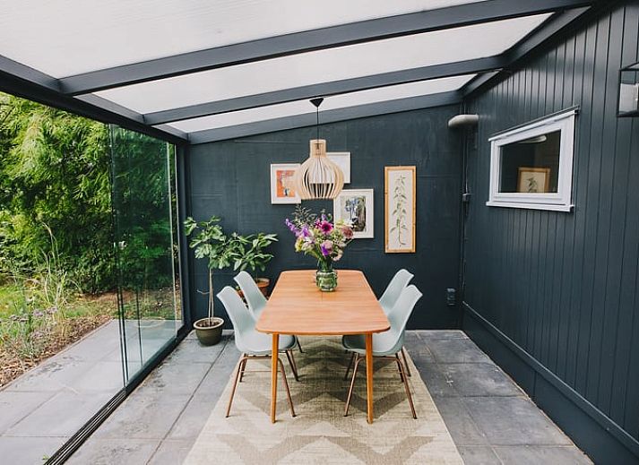 Rustikale Umgebung des Ferienhauses in Oosterwolde, versteckt in den friesischen Waeldern, Friesland.