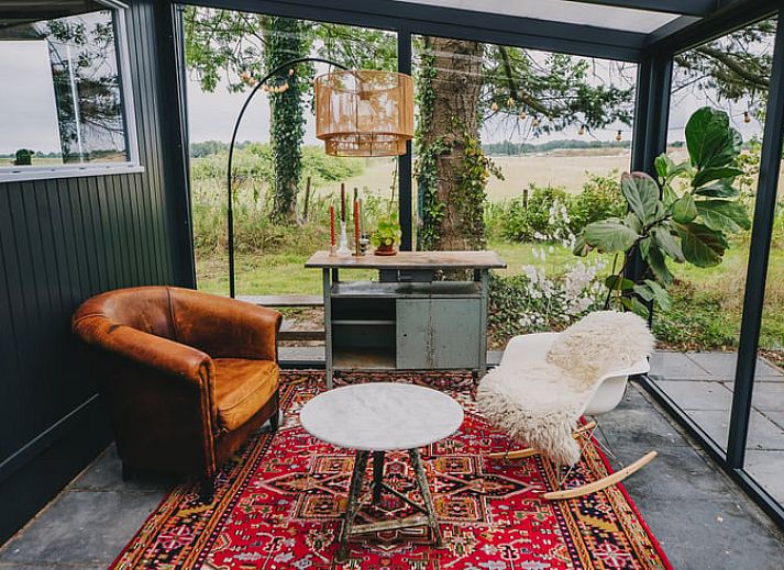 Ein sonniger Tag im Ferienhaus in Oosterwolde, mit Blick auf die Natur in Friesland.