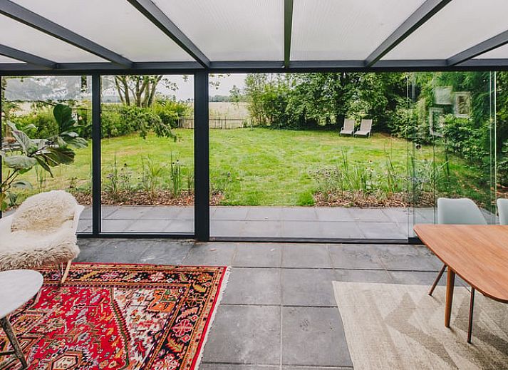 Ein sonniger Tag im Ferienhaus in Oosterwolde, mit Blick auf die Natur in Friesland.