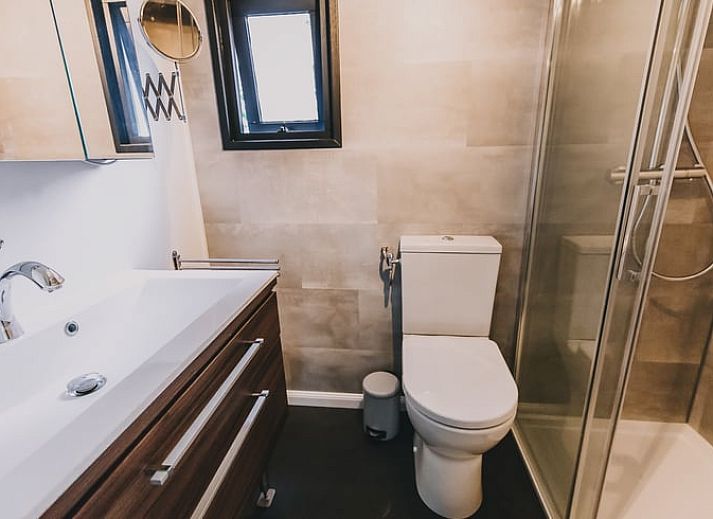 Ein sonniger Tag im Ferienhaus in Oosterwolde, mit Blick auf die Natur in Friesland.