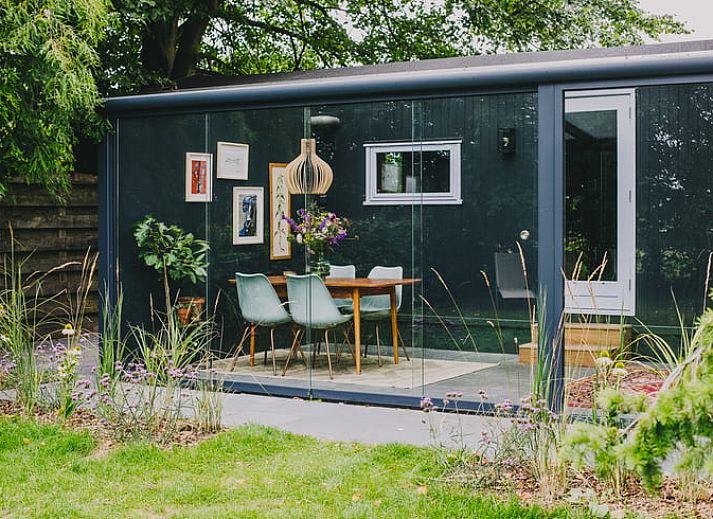 Gemuetliches Wohnzimmer des Ferienhauses in Oosterwolde, mit Blick auf die friesische Landschaft.