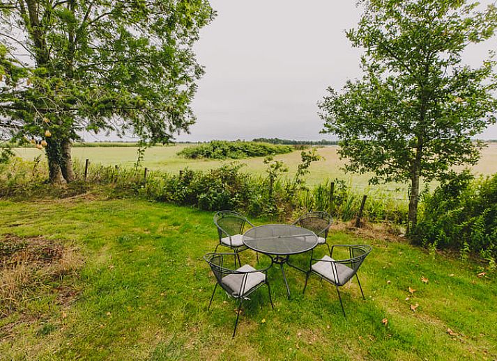 Gemuetliches Wohnzimmer des Ferienhauses in Oosterwolde, mit Blick auf die friesische Landschaft.