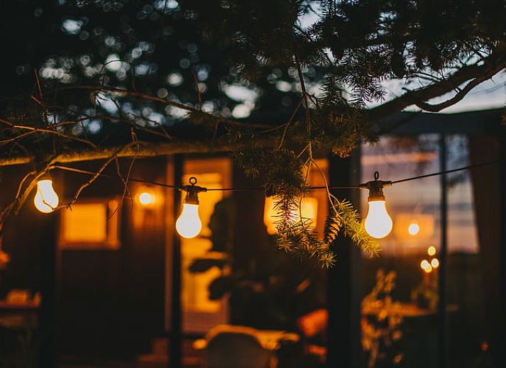 Gemuetliches Wohnzimmer des Ferienhauses in Oosterwolde, mit Blick auf die friesische Landschaft.