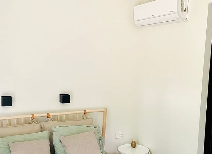 Gruener Garten des Ferienhauses in Oosterwolde, ideal zum Entspannen in den friesischen Waeldern.