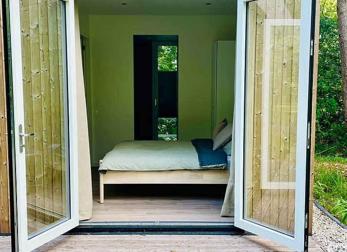 Holzveranda des Ferienhauses in Oosterwolde mit Blick auf die friesische Natur.