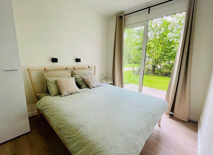 Holzveranda des Ferienhauses in Oosterwolde mit Blick auf die friesische Natur.