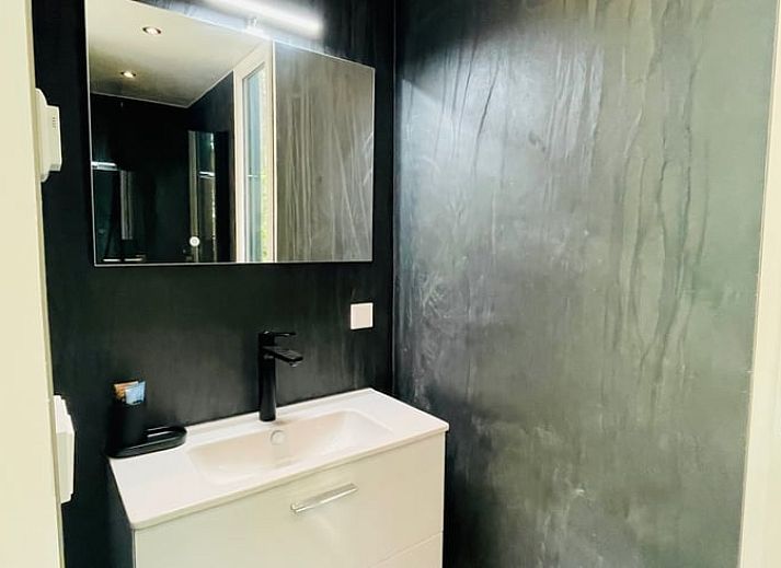 Holzveranda des Ferienhauses in Oosterwolde mit Blick auf die friesische Natur.