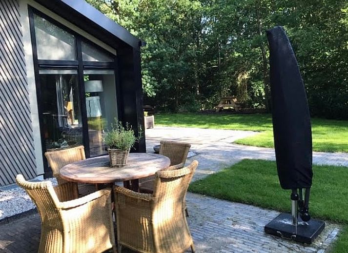 Ferienhaus in Oosterwolde, umgeben von friesischen Waeldern in Friesland, ideal fuer Naturliebhaber.