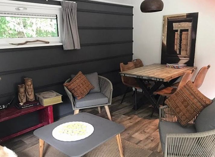 Die Terrasse des Ferienhauses in Oosterwolde in Friesland ist ideal fuer entspannte Mahlzeiten im Freien.