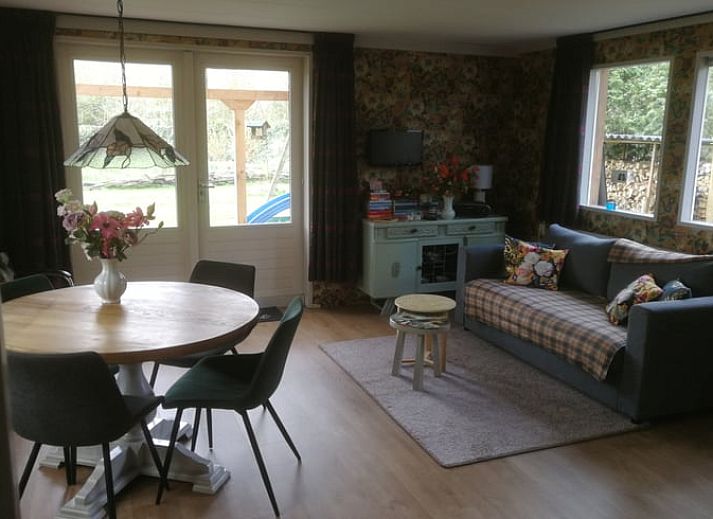Vakantiehuisje in Haulerwijk met veranda, gelegen in de Friese bossen van Friesland, ideaal voor gezinnen.