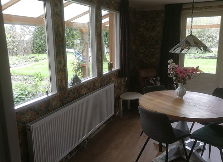 Vakantiehuisje in Haulerwijk met veranda, gelegen in de Friese bossen van Friesland, ideaal voor gezinnen.