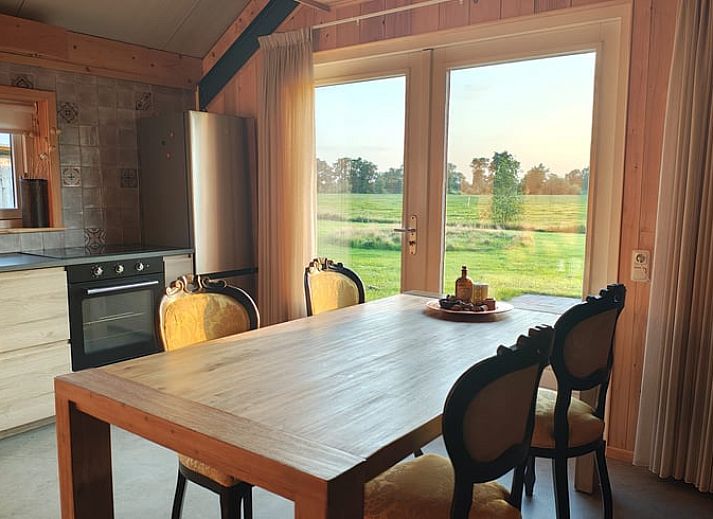 Ruime veranda van Vakantiehuis in Haulerwijk, omringd door natuur in Friesland.