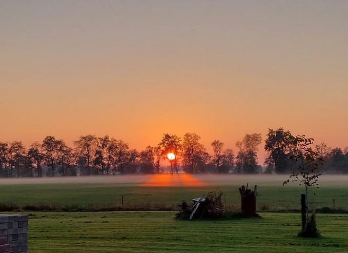 Adembenemende zonsondergang bij Vakantiehuis in Haulerwijk, gelegen in de Friese bossen.